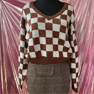 Aster brown and white checkered cropped knitted sweater with v-neckline